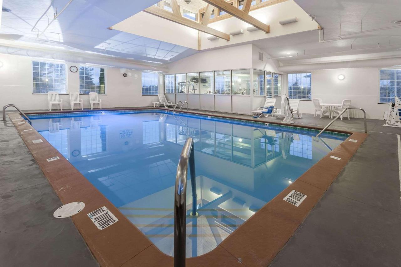 Days Inn By Wyndham פנטווטר מראה חיצוני תמונה
