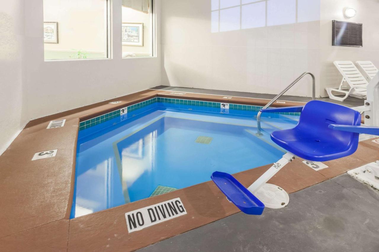 Days Inn By Wyndham פנטווטר מראה חיצוני תמונה