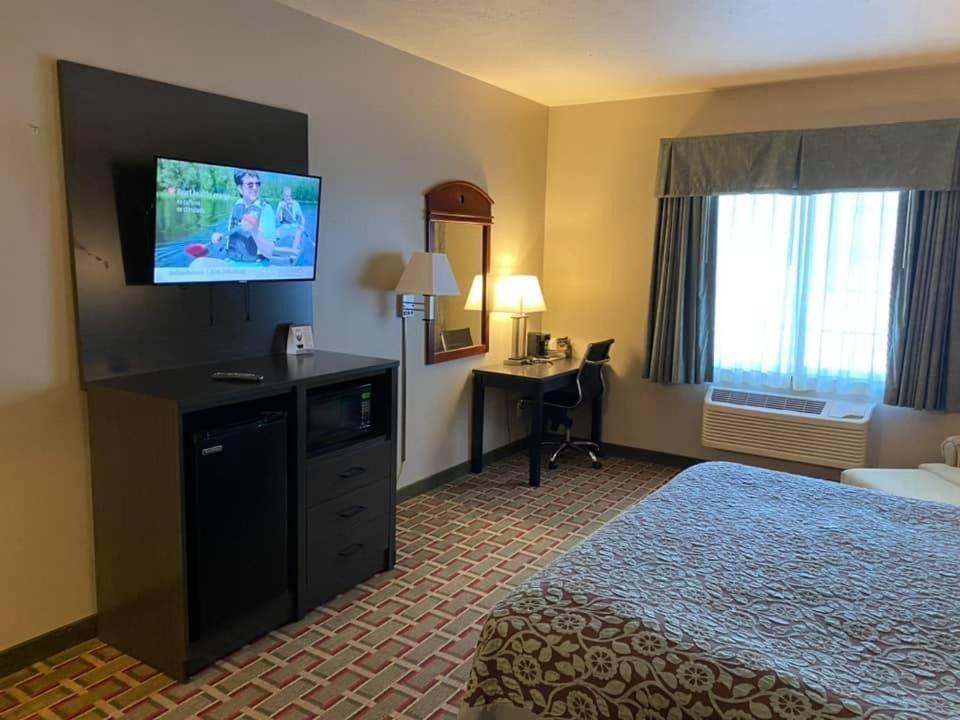Days Inn By Wyndham פנטווטר מראה חיצוני תמונה