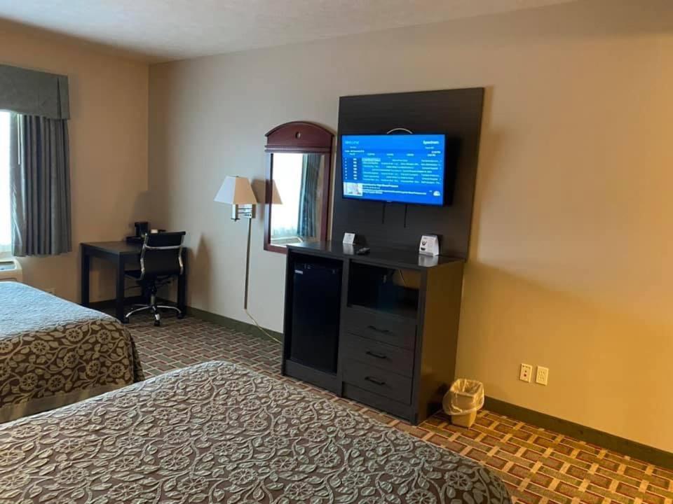 Days Inn By Wyndham פנטווטר מראה חיצוני תמונה
