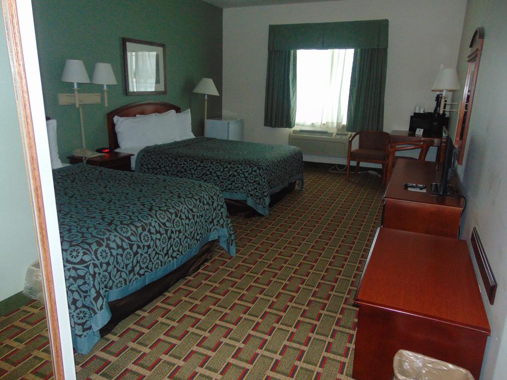 Days Inn By Wyndham פנטווטר מראה חיצוני תמונה