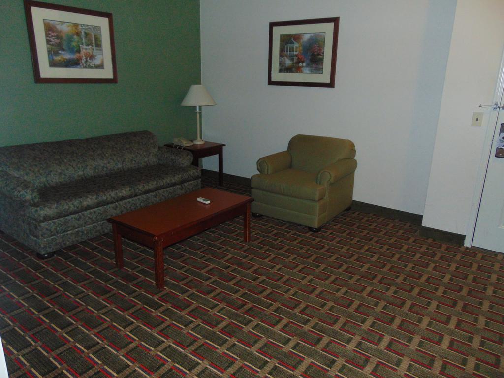 Days Inn By Wyndham פנטווטר מראה חיצוני תמונה