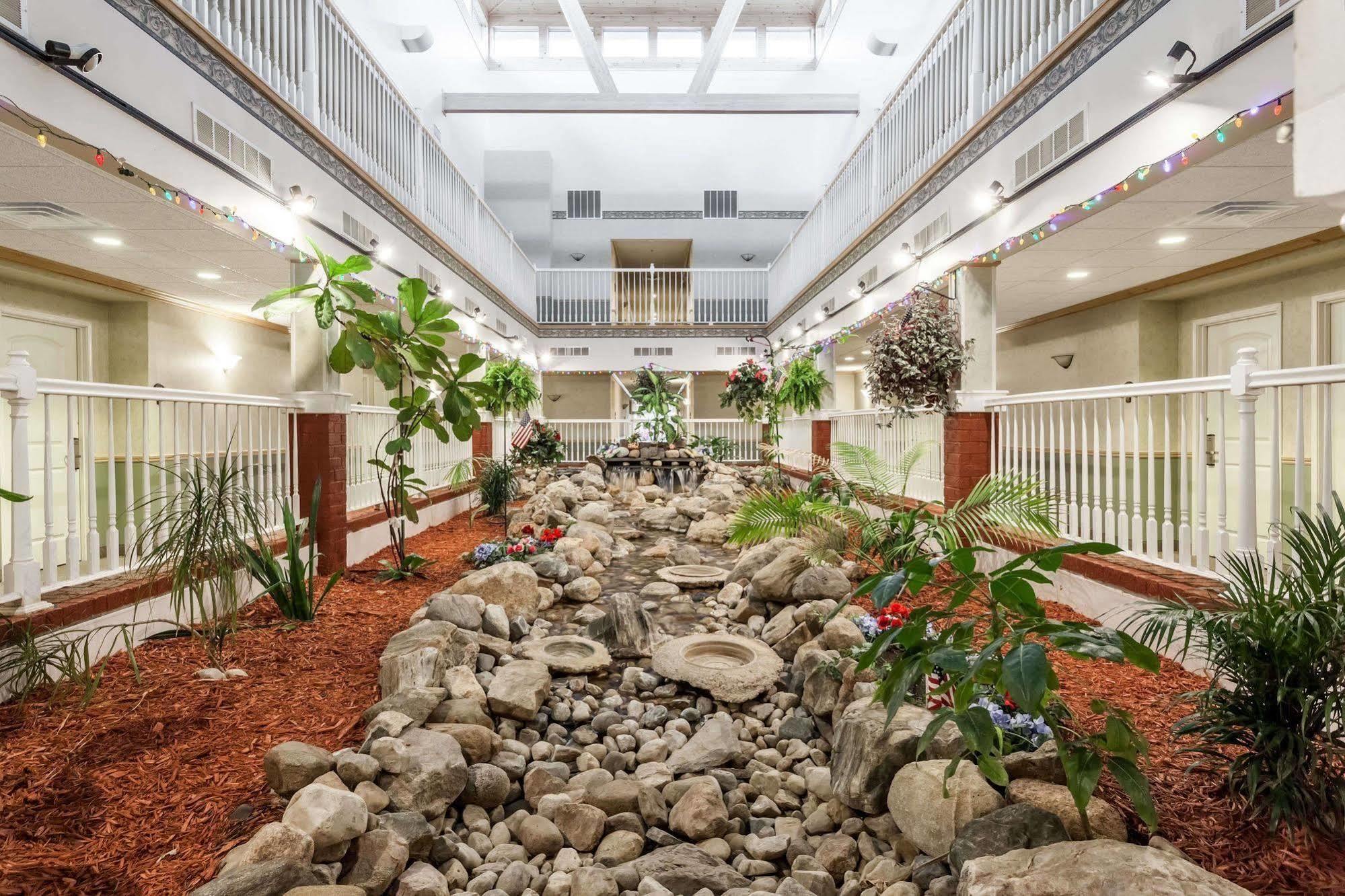 Days Inn By Wyndham פנטווטר מראה חיצוני תמונה